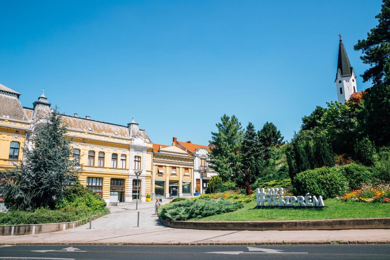 Villa Szofia Veszprem Apartments Buitenkant foto